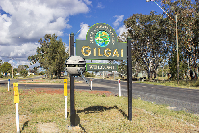 The Roboquad's probe droid surveying the Gilgai sign!